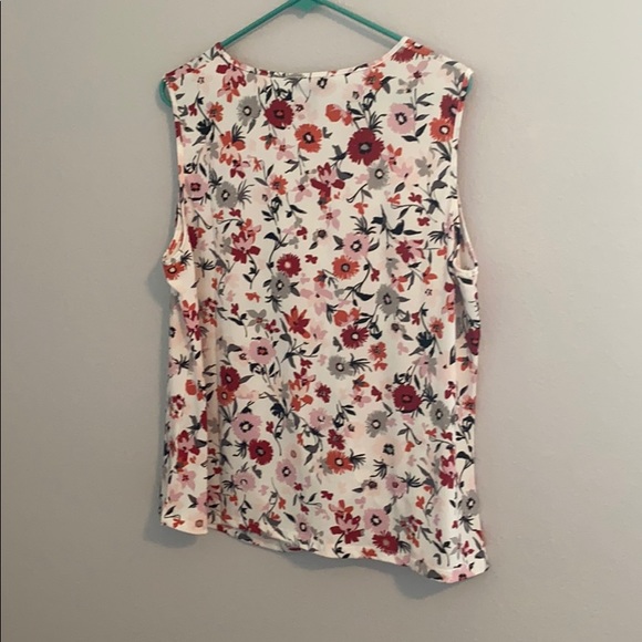 NWT! Jones New York floral, twisted front blouse - Picture 11 of 12